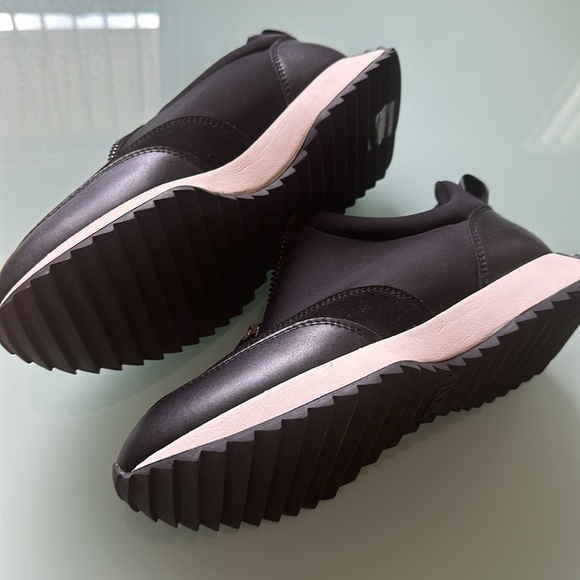 DKNY Black Sneakers Size 9 EXCELLENT Condition! - Picture 3 of 6